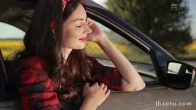 漂亮的年轻美女，涂着红色口红的发带和格纹衬衫坐在车里